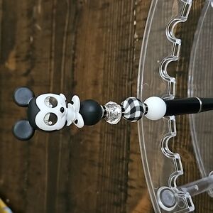 Minnie '20s B&W- Disney Doorables Pen Hand Crafted